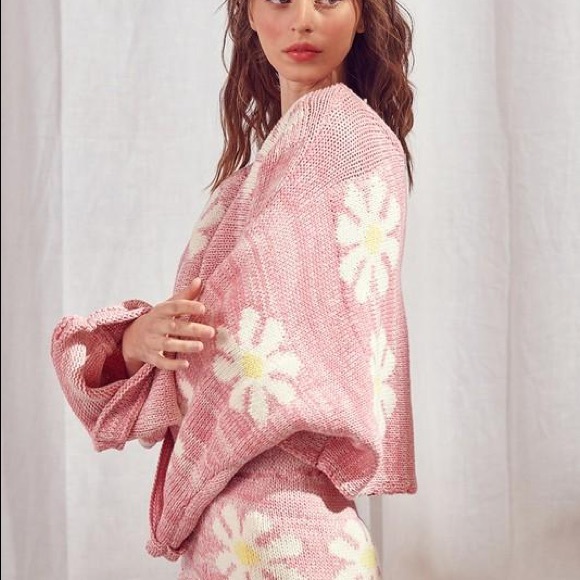 ✨ON SALE✨In Bloom Pink Daisy Print Sweater - Picture 5 of 11